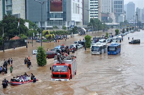 faktor manusia yang menyebabkan terjadinya banjir di kota jakarta adalah Jakarta -